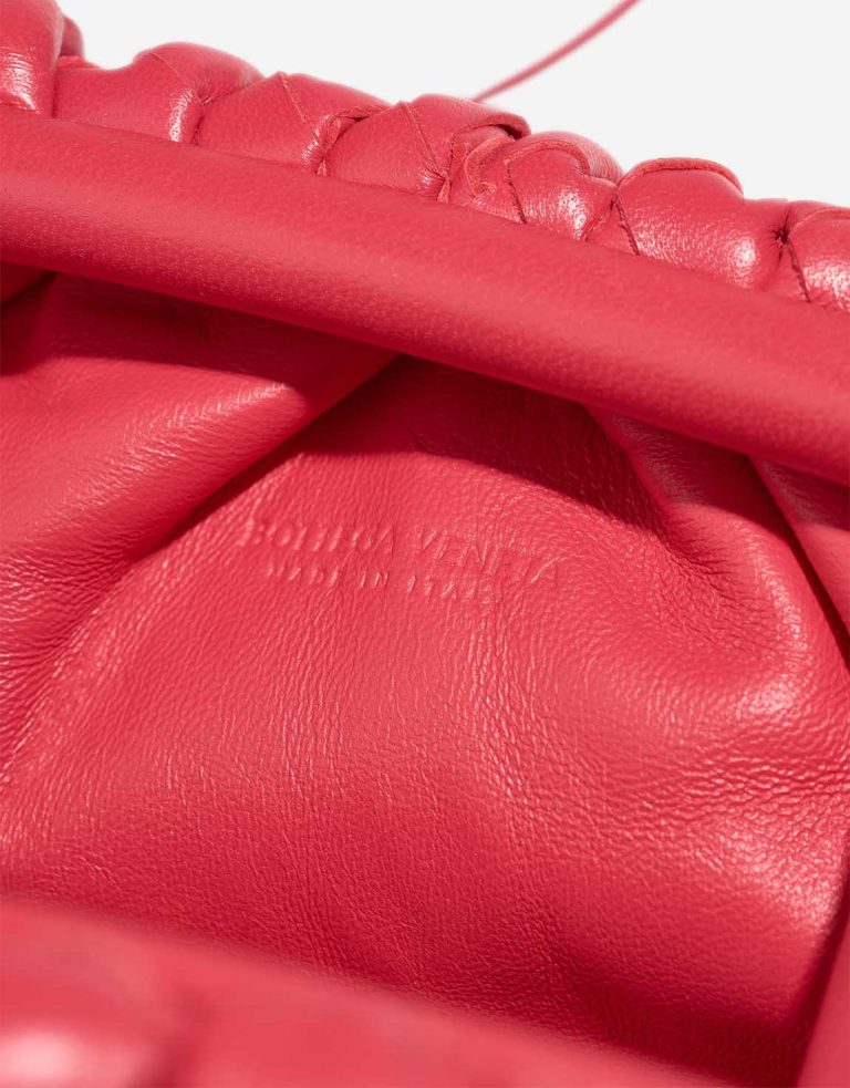 Bottega Veneta Pouch Klein Kalbsleder Rosa Logo | Verkaufen Sie Ihre Designer-Tasche