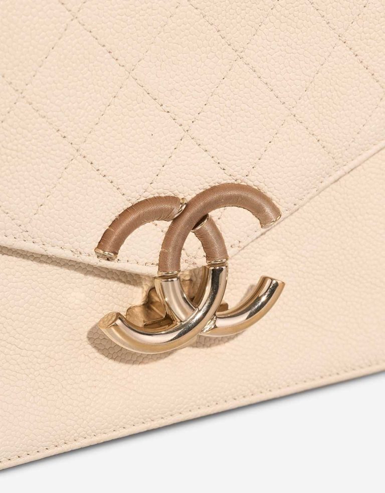 Chanel à rabat Bag Caviar Cream Closing System | Vendez votre sac de créateur