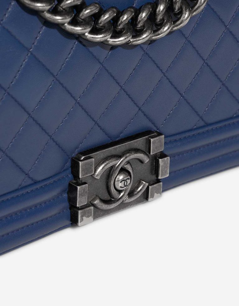 Chanel Boy Medium Agneau Bleu Système de fermeture | Vendre votre sac de créateur