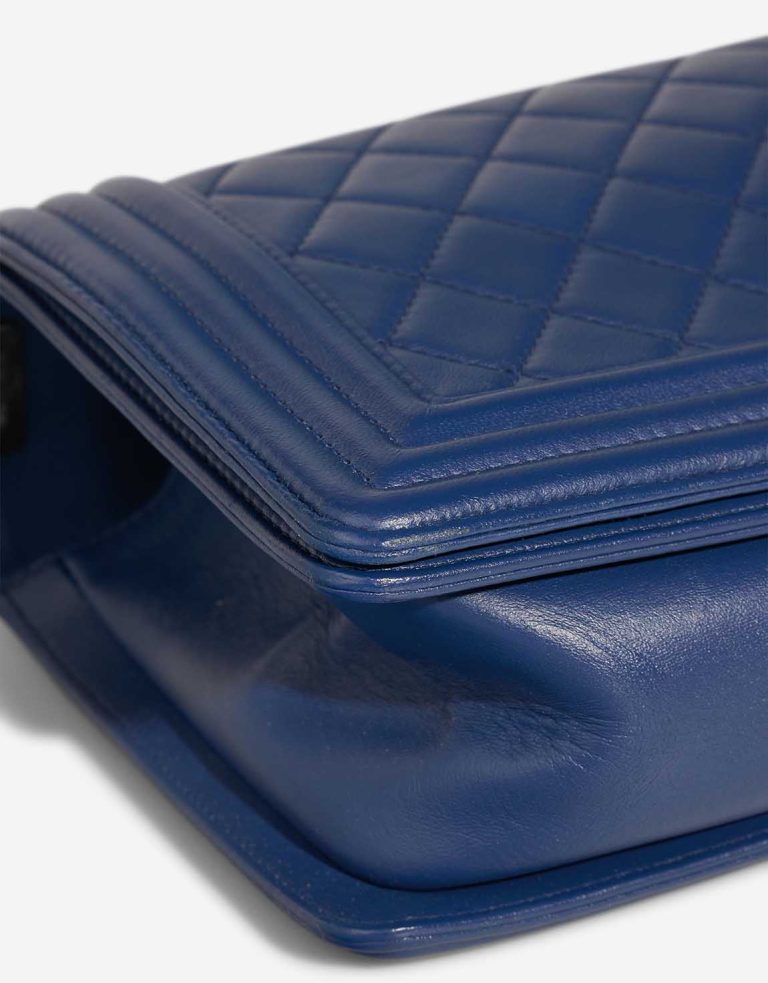 Chanel Boy Medium Agneau Bleu Signes d'usure | Vendez votre sac de créateur