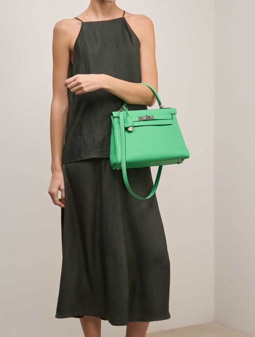 Hermès Kelly 28 Togo Vert Comics on Model | Sell your designer bag