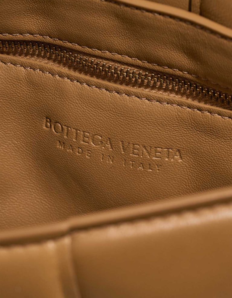 Bottega Veneta Kassette Lammleder Camel Logo | Verkaufen Sie Ihre Designertasche