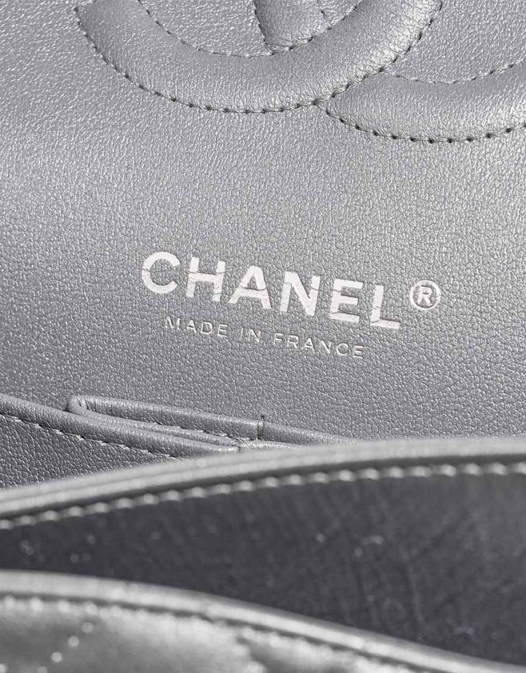 Chanel Timeless Medium Metallic Grey Logo | Vendez votre sac de créateur