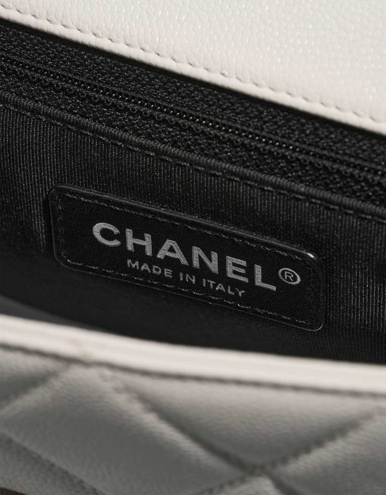 Chanel Flap Bag Medium Caviar-Leder Weißes Logo | Verkaufen Sie Ihre Designer-Tasche