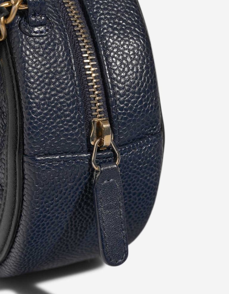 Chanel Filigree Round Clutch Caviar Dark Blue Closing System | Vendre votre sac de créateur