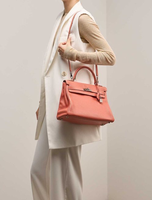 Hermès Kelly 32 Taurillon Clémence Rose Tea on Model | Sell your designer bag