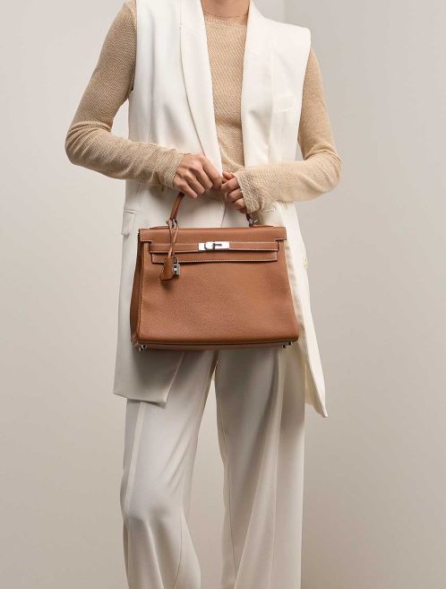 Hermès Kelly 32 Togo Gold on Model | Sell your designer bag