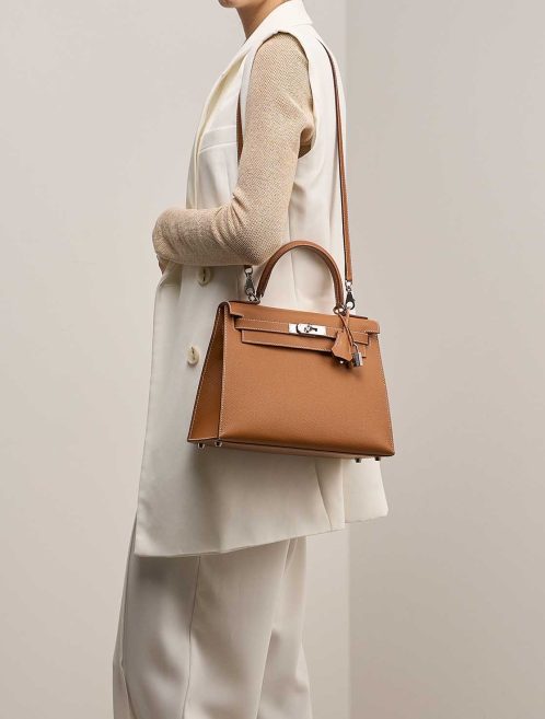 Hermès Kelly 28 Epsom Gold on Model | Sell your designer bag