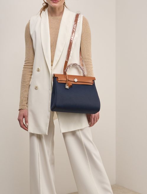 Hermès Herbag 31 Toile / Vache Hunter Bleu Marine / Naturel on Model | Sell your designer bag