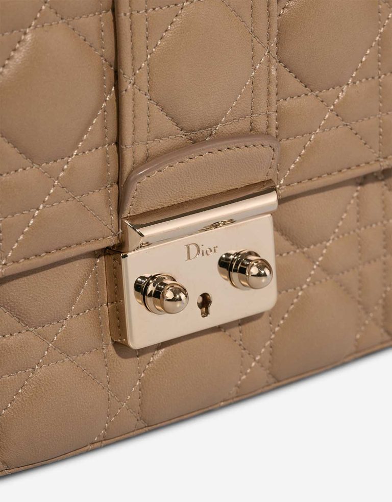 Dior Miss Dior Medium Lammleder Beige Verschluss-System | Verkaufen Sie Ihre Designer-Tasche