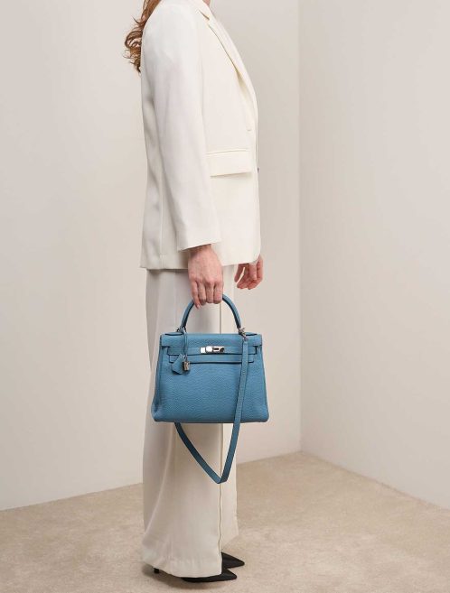 Hermès Kelly 28 Taurillon Clémence Turquoise on Model | Sell your designer bag