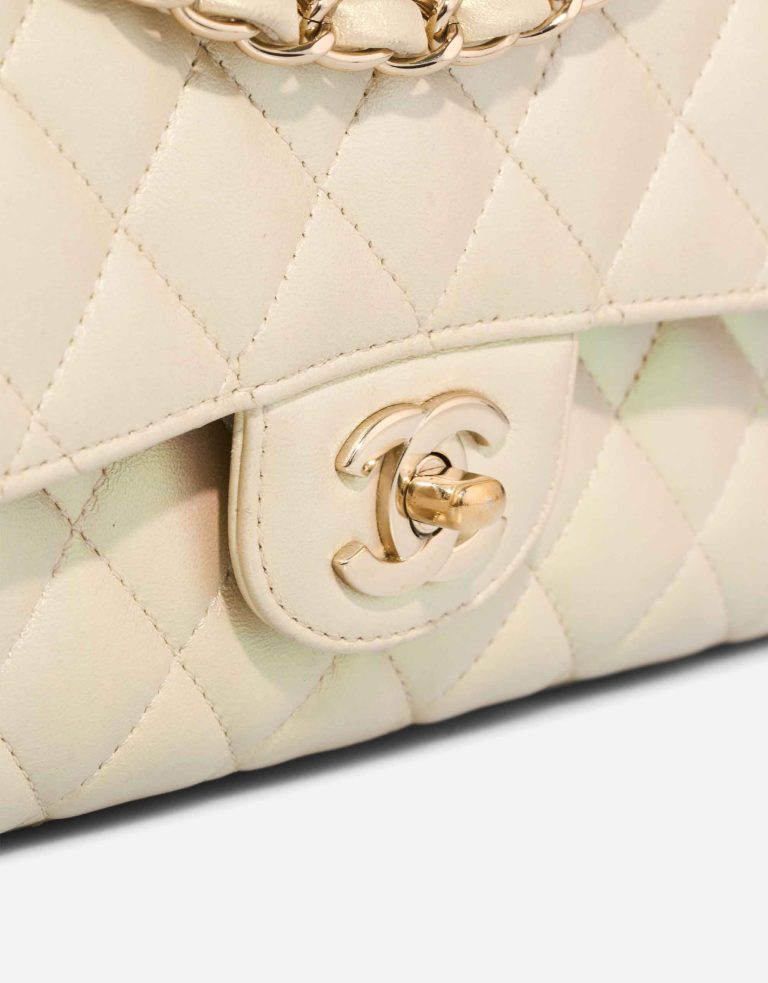 Chanel Timeless Medium Lamb White / Iridescent Système de fermeture | Vendre votre sac de créateur