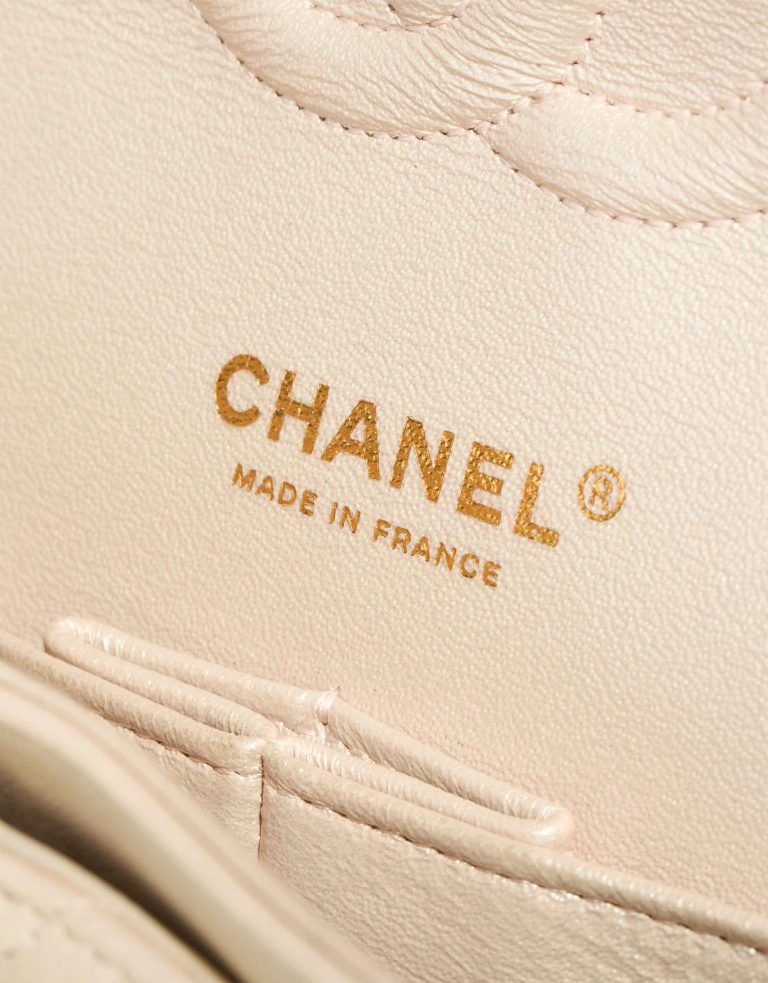 Chanel Timeless Medium Lamb White / Iridescent Logo | Vendez votre sac de créateur