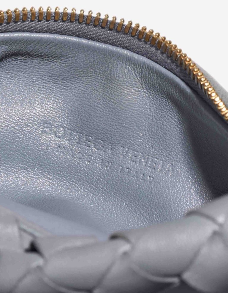 Bottega Veneta Jodie Mini Lammleder Grau Logo | Verkaufen Sie Ihre Designertasche