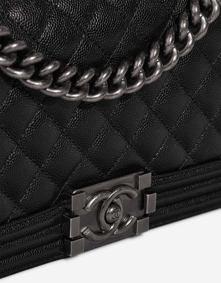 Chanel Boy Medium Caviar-Leder Schwarz Closing System | Verkaufen Sie Ihre Designer-Tasche