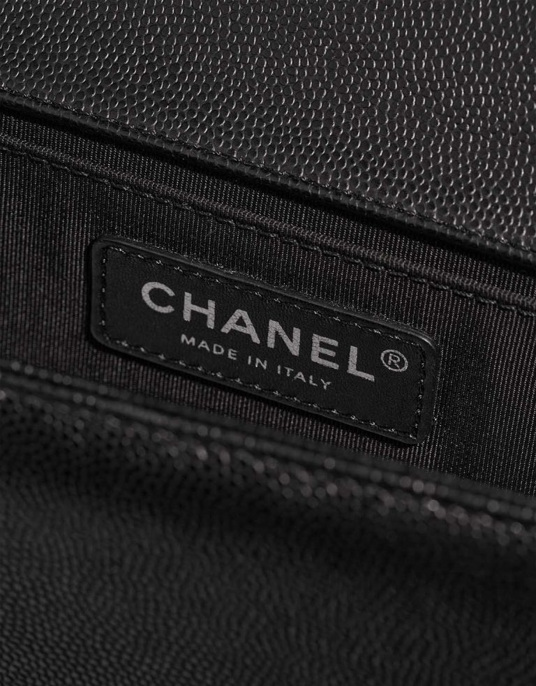 Chanel Boy Medium Caviar-Leder Schwarz Logo | Verkaufen Sie Ihre Designer-Tasche