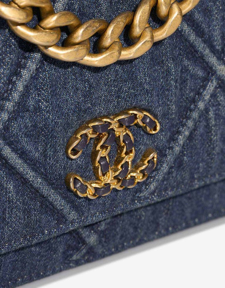 Chanel 19 Wallet On Chain Denim Dark Blue Closing System | Sell your designer bag