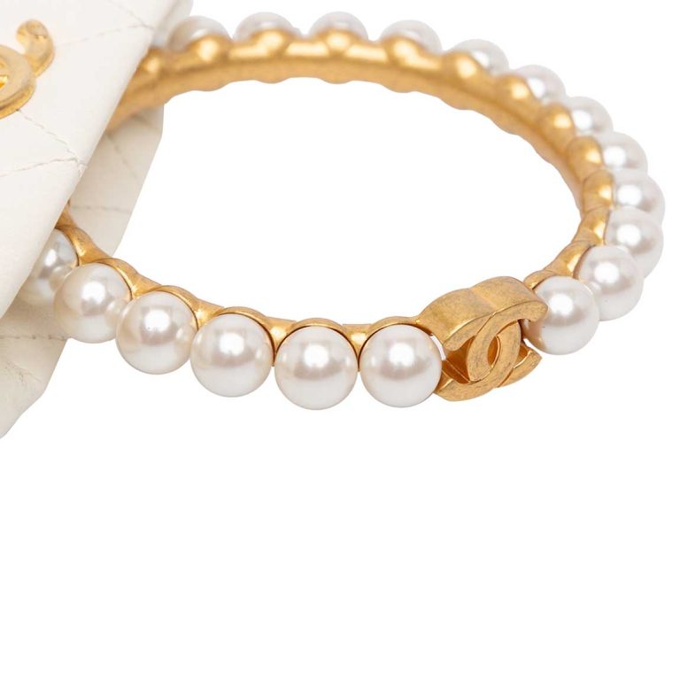 Chanel Pearl Crown Handle Clutch Lamb White Signs of wear | Sell your designer bag